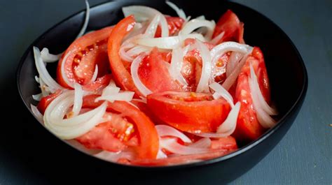 Ensalada a la chilena con tomate y cebolla en un bol