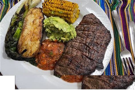 Plato de churrascos y carnes a la brasa con guarniciones