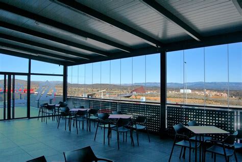 Terraza interior acristalada del restaurante Tío Pepe
