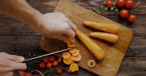 Fotografía de un cuchillo cortando una zanahoria en juliana