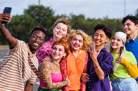 Grupo de adolescentes sonriendo y divirtiéndose juntos