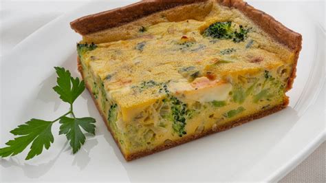 Fotografía de un pastel de brócoli recién horneado con una textura dorada y apetitosa