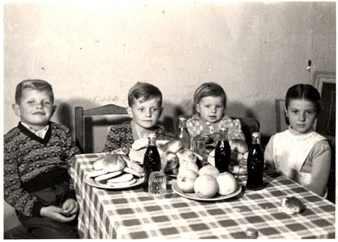 Fotografía de época: Luis Gatica junto a sus vecinos Bannio y Mónica Kusma durante una celebración infantil.