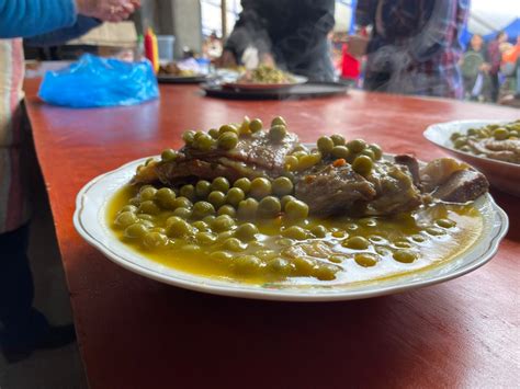 Fotografía de un plato de arvejado de sobrecostilla servido en una fuente de greda tradicional chilena.