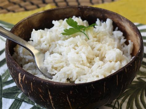 Arroz con coco cremoso y aromático servido como acompañamiento