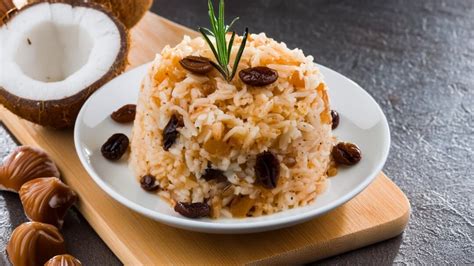 Proceso de cocción del arroz con coco en una olla tapada