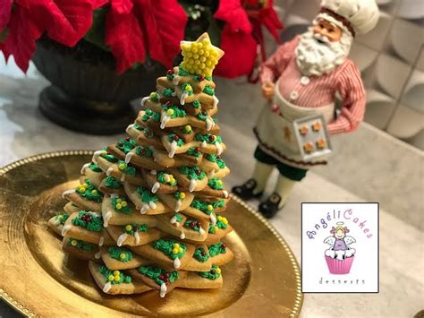Árbol de Navidad de galletas terminado, espolvoreado con azúcar
