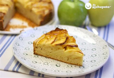 fotografía de un bizcocho de manzana casero esponjoso y recién horneado con una textura dorada