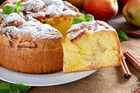 infografía con los ingredientes principales del bizcocho de manzana dispuestos sobre una mesa de cocina