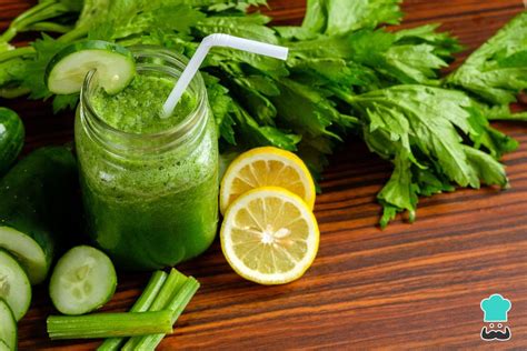 Vaso de jugo verde con espinaca, apio, pepino, perejil y limón