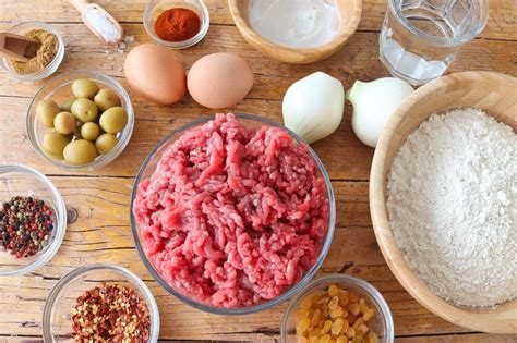 Ingredientes frescos para el relleno de las empanadas árabes