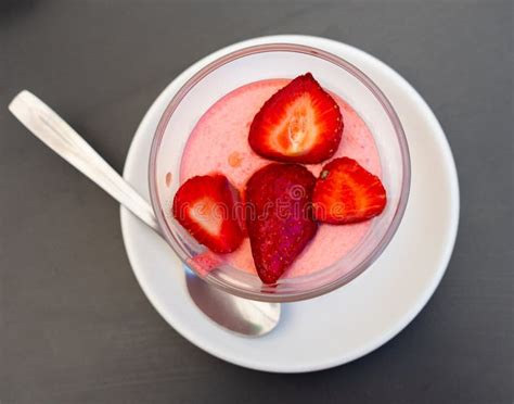Foto de espuma de fresa decorada con una fresa entera