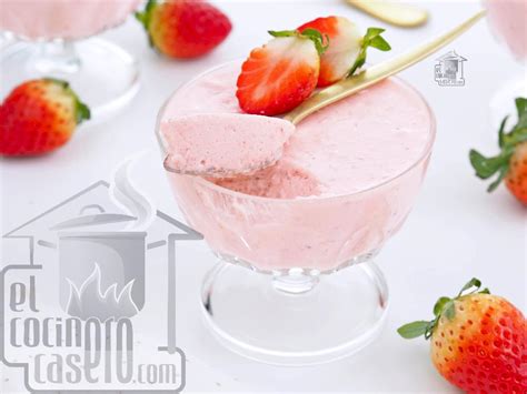 Foto de mousse de fresa en copas individuales decoradas