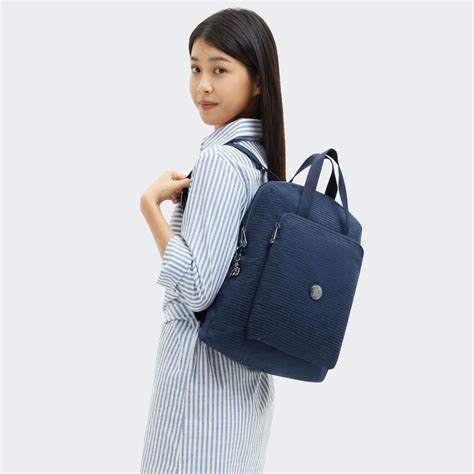 Infografía mostrando las diferentes formas de usar la mochila Kazuki de Kipling (estilo mochila y otro estilo).