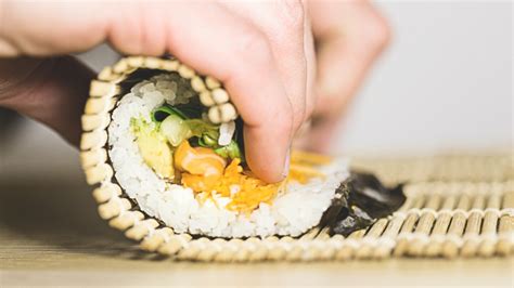 Fotografía de un roll de sushi creativo con ingredientes inusuales.