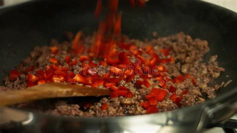 Cocción de carne picada estilo chopped cheese en una sartén de hierro