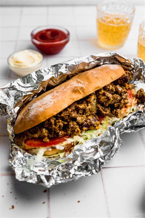 Sándwich de hamburguesa estilo chopped cheese con pan tostado y vegetales