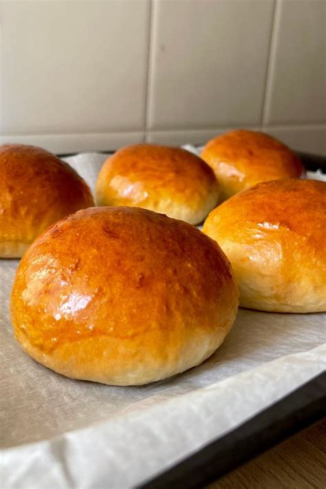 Masa para pan de hamburguesa casero en proceso de fermentación