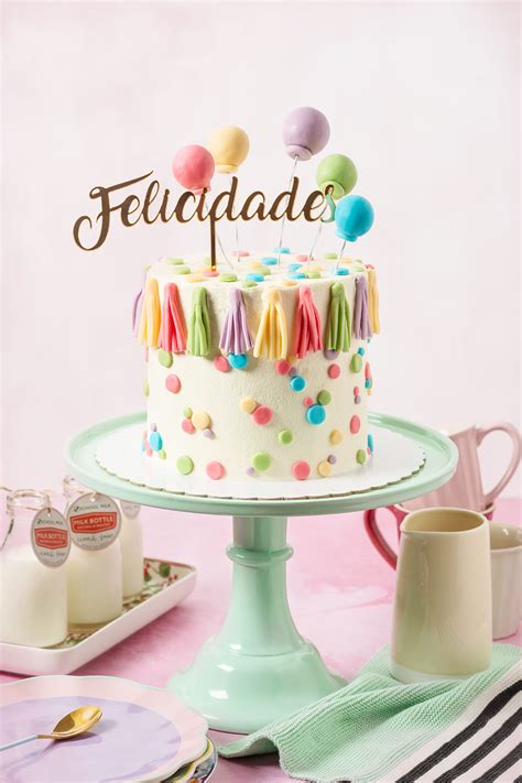 Letras de fondant decorando una torta de cumpleaños