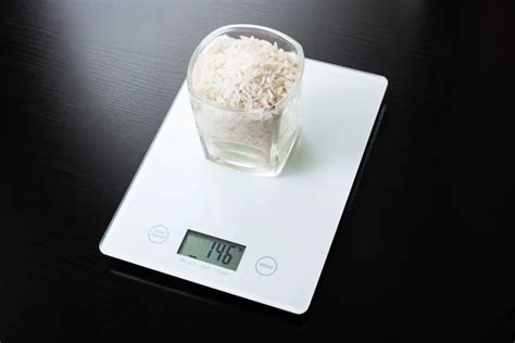 Infografía comparativa que muestra una báscula pesando una libra de arroz y señalando la equivalencia de 454 gramos.