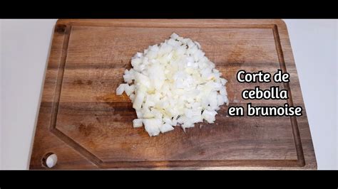 Esquema de preparación de ingredientes: cebolla en brunoise, champiñones laminados y carne de soya hidratada.