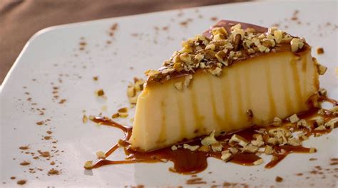 Fotografía profesional de un flan de nuez desmoldado con nueces troceadas encima como decoración.