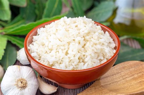 Foto de arroz blanco chino recién hecho en un bol, con vapor saliendo