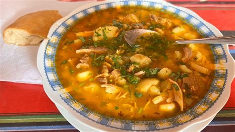 Plato de calapurca humeante en un recipiente tradicional