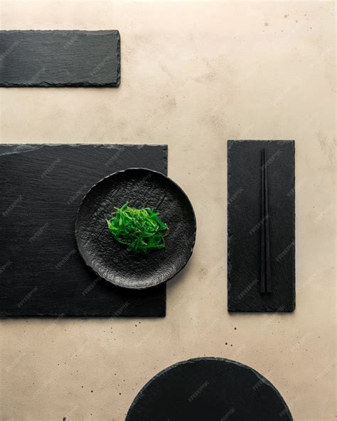 Collage de imágenes mostrando diversos platos donde se utilizan semillas de sésamo tostadas: ensalada, pan, galletas, sushi.