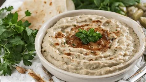 Tabla de mezze con Baba Ganoush, hummus, y crudités