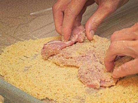 Diagrama de las tres estaciones de empanizado: harina, huevo y mezcla de panko con maní.