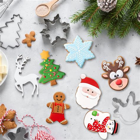 variedad de cortadores de galletas con formas navideñas