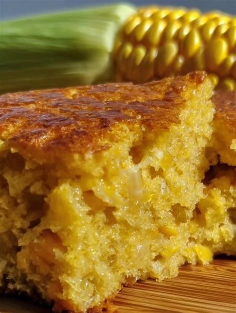 fotografía de un pan de elote recién horneado servido con café