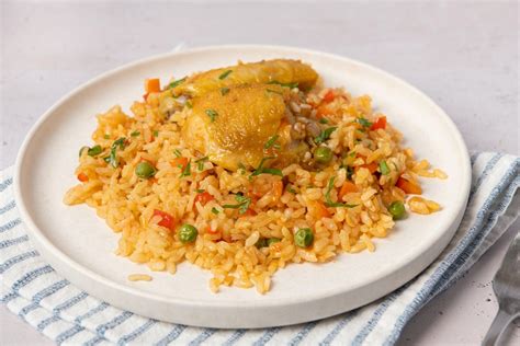 Plato de arroz con pollo con acompañamientos
