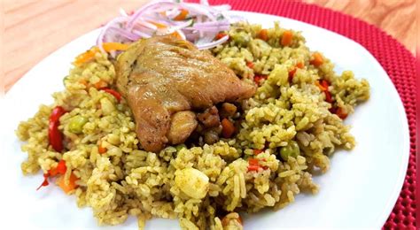 Plato de arroz con pollo verde peruano con salsa criolla
