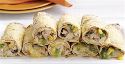 Foto de panqueques rellenos de pollo y choclo con salsa blanca