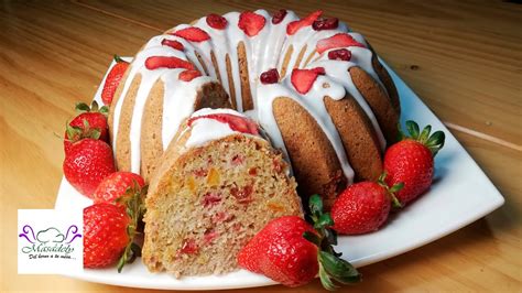 Foto de queque de fresa con Nesquik decorado con frosting de chocolate blanco y dulce de leche