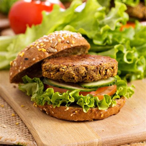 Imagen de una hamburguesa de soya lista para cocinar.