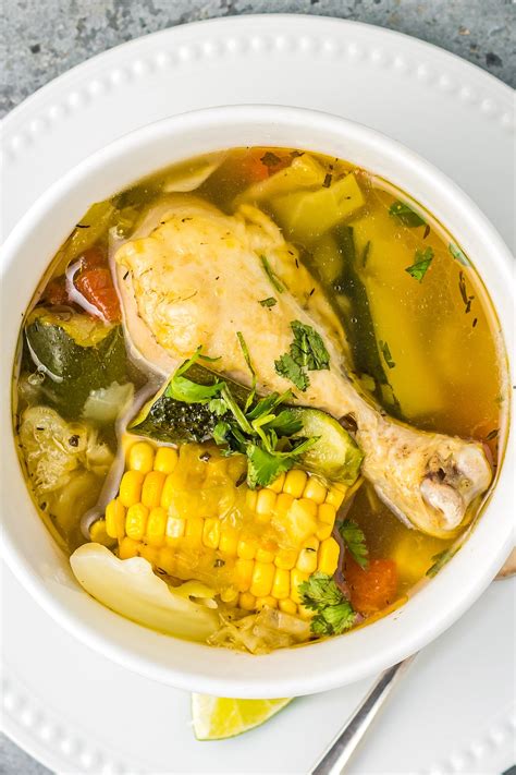Esquema de niveles del robot de cocina: vaso inferior con caldo y pollo, recipiente Varoma con papas y choclo, bandeja Varoma con zapallo.