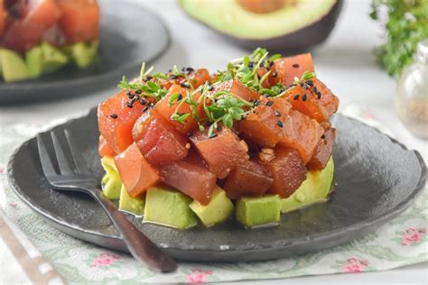 Plato de tartar de atún con aguacate, preparado con ingredientes frescos.