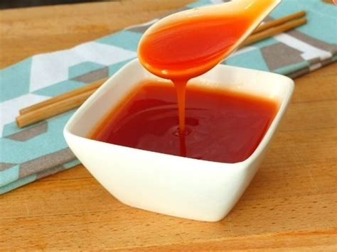 Salsa agridulce china en un cuenco con ingredientes al fondo