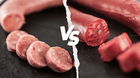 Infografía comparativa: diferencias entre butifarra cruda, blanca y negra con sus ingredientes principales.