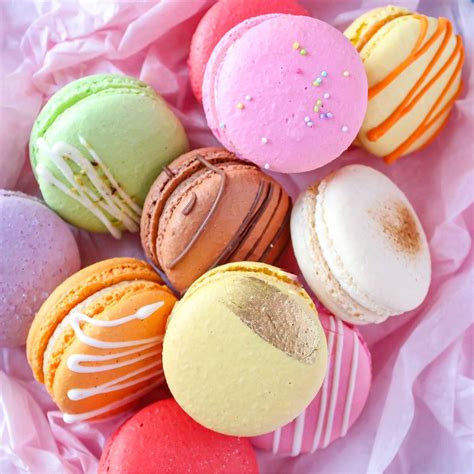 Variedad de macarons rellenos con diferentes tipos de ganaches y cremas, mostrando colores vibrantes.