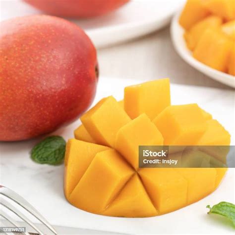 Fruta de mango fresco cortada en cubos