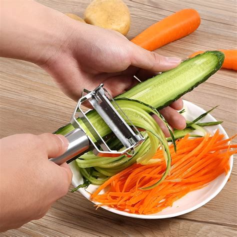 Pelador de verduras y espiralizador en acción