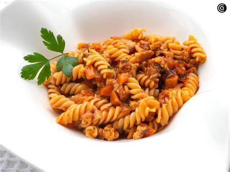 Plato de espirales de zanahoria con salsa casera