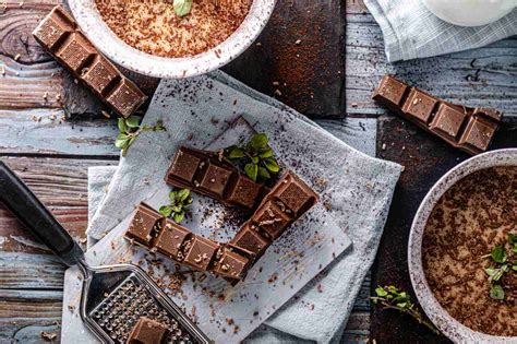 Infografía de ingredientes y utensilios para hacer chocolate cannábico.