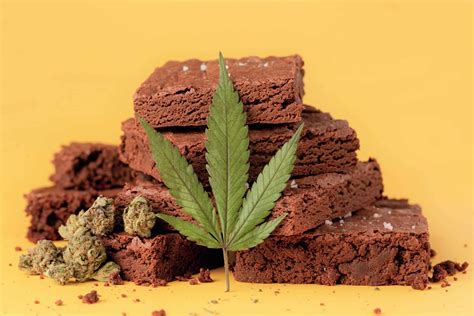 Brownie de marihuana decorado con virutas de chocolate.