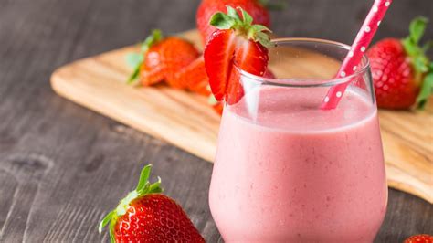 Imagen de yogur de frambuesa o frutilla, resaltando sus características ligeras y naturales