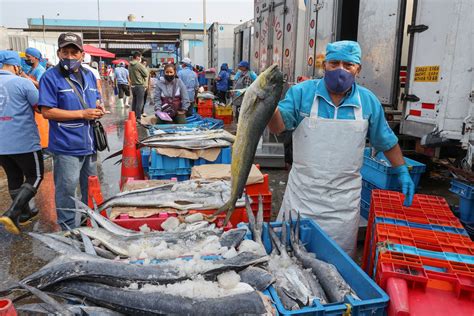 Foto de comerciantes en el Terminal Pesquero de Chile